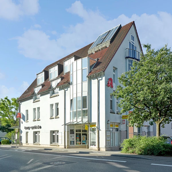 Außenansicht des Praxisgebäudes mit Apotheke